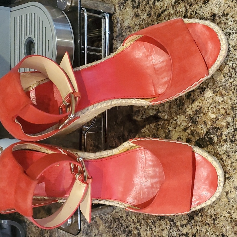 VINCE CAMUTO WEDGE ESPADRILLES